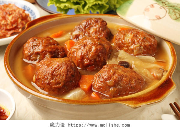 酱油肉丸子中国猪肉肉丸子配卷心菜.